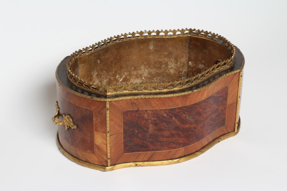 A LOUIS XV STYLE KINGWOOD AND BURR WALNUT JARDINIERE Image