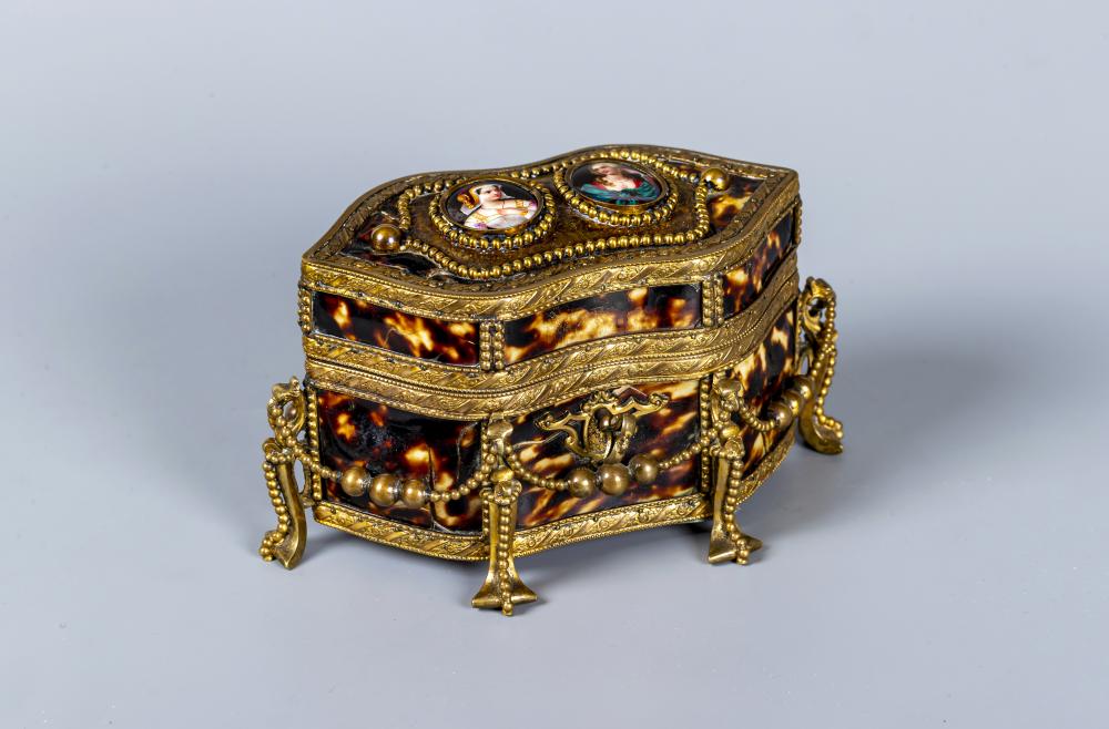 A FRENCH STYLE TORTOISESHELL AND GILT METAL MOUNTED TRINKET BOX Image
