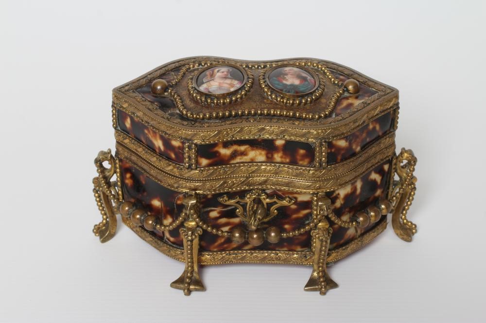 A FRENCH STYLE TORTOISESHELL AND GILT METAL MOUNTED TRINKET BOX Image