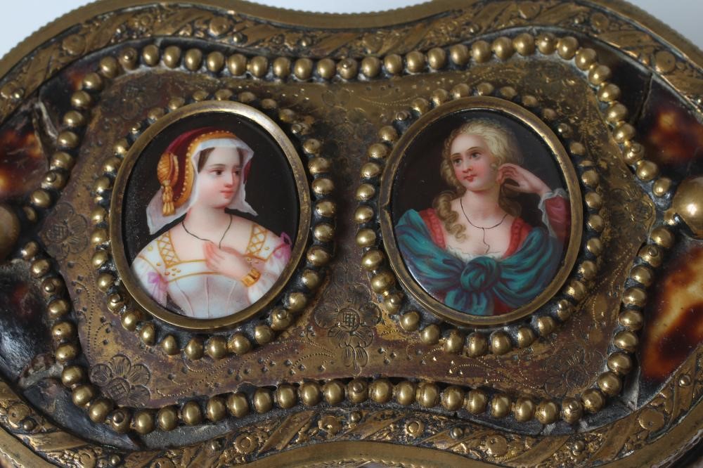 A FRENCH STYLE TORTOISESHELL AND GILT METAL MOUNTED TRINKET BOX Image