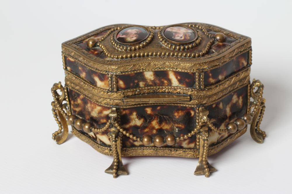 A FRENCH STYLE TORTOISESHELL AND GILT METAL MOUNTED TRINKET BOX Image