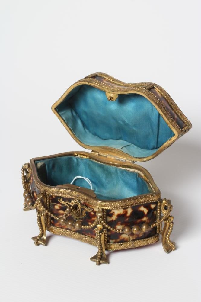 A FRENCH STYLE TORTOISESHELL AND GILT METAL MOUNTED TRINKET BOX Image