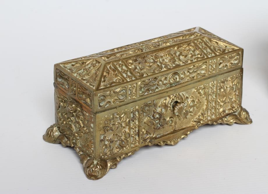 A FRENCH GILDED ORMOLU OVAL MUSICAL JEWELLERY CASKET Image