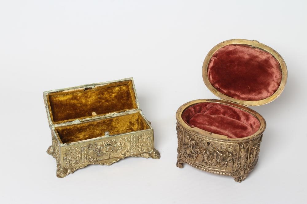 A FRENCH GILDED ORMOLU OVAL MUSICAL JEWELLERY CASKET Image