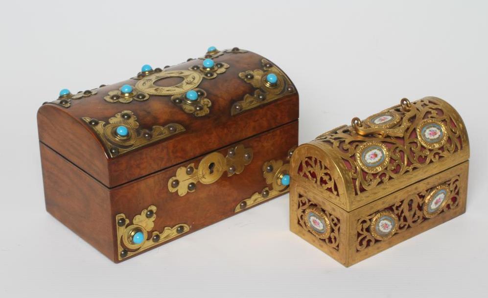 A VICTORIAN FIGURED WALNUT DOMED TEA CADDY with gilt metal mounts and turquoise cabochons Image