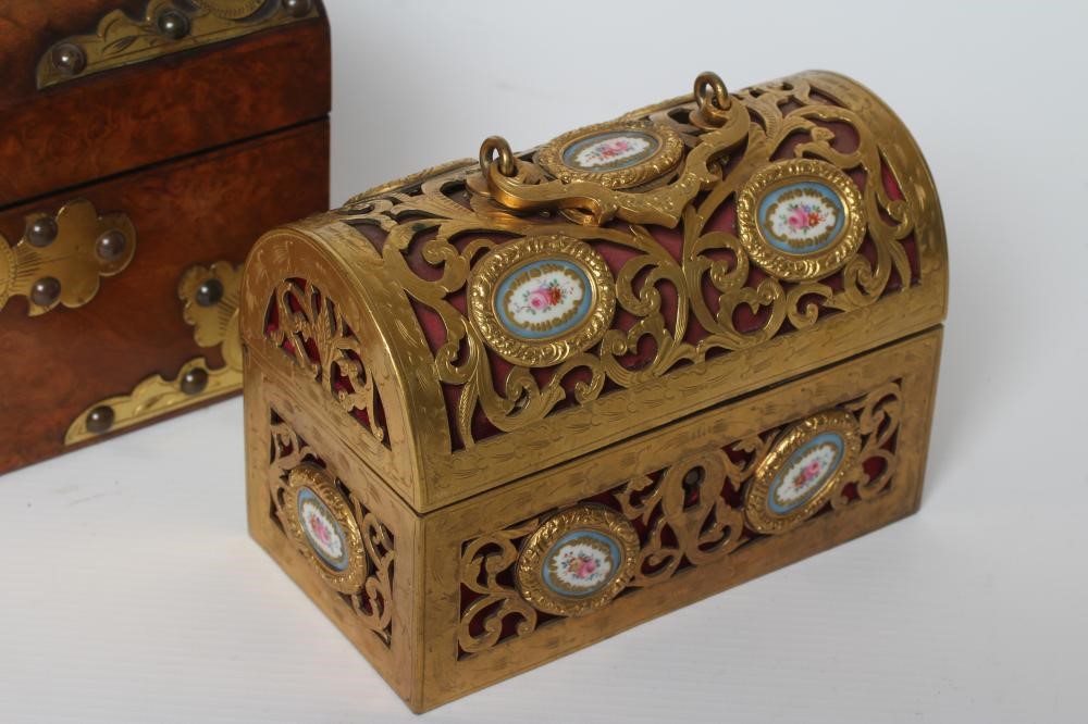 A VICTORIAN FIGURED WALNUT DOMED TEA CADDY with gilt metal mounts and turquoise cabochons Image