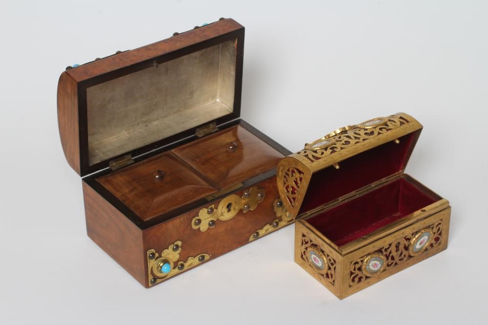 A VICTORIAN FIGURED WALNUT DOMED TEA CADDY with gilt metal mounts and turquoise cabochons Image