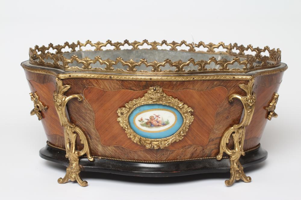 A LOUIS XV STYLE KINGWOOD JARDINIERE Image
