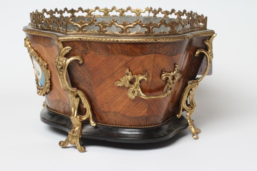 A LOUIS XV STYLE KINGWOOD JARDINIERE Image
