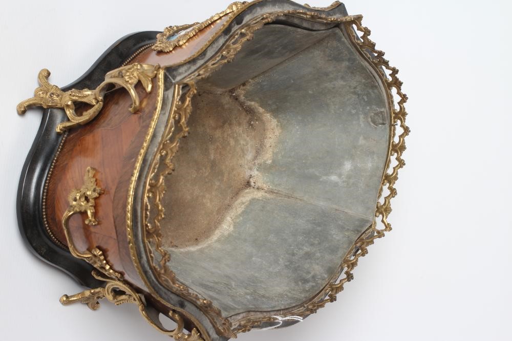 A LOUIS XV STYLE KINGWOOD JARDINIERE Image