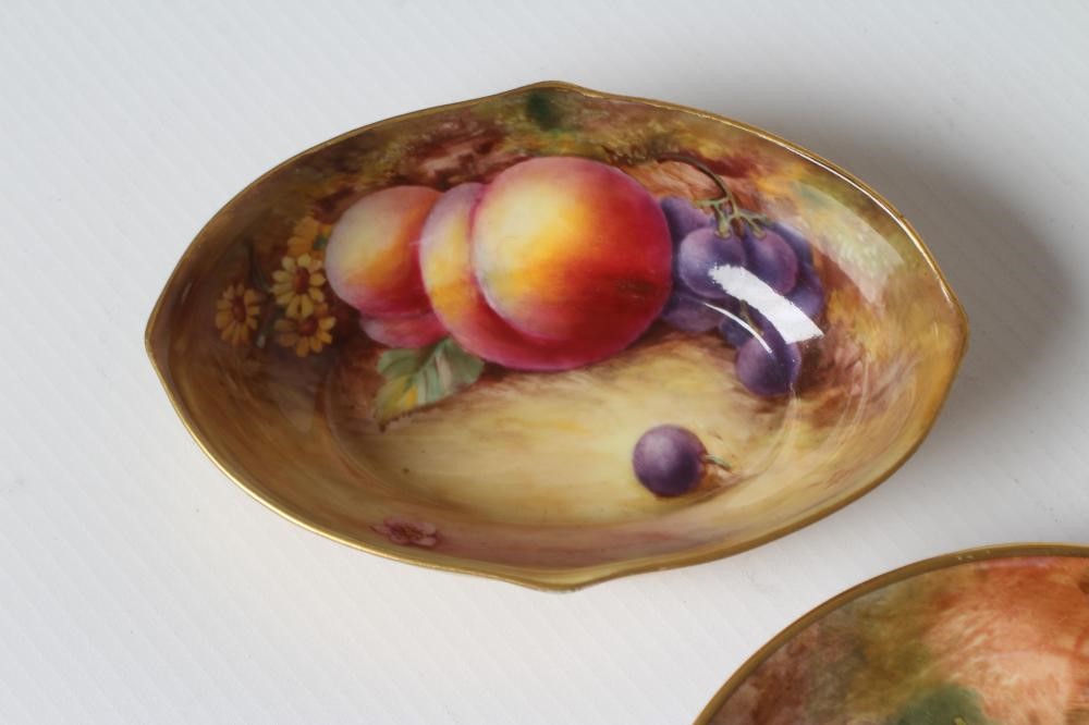 A ROYAL WORCESTER CHINA DISH Image