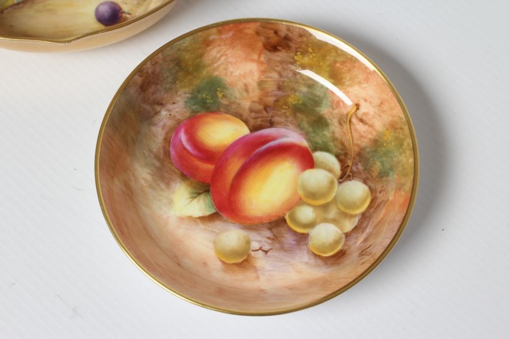 A ROYAL WORCESTER CHINA DISH Image