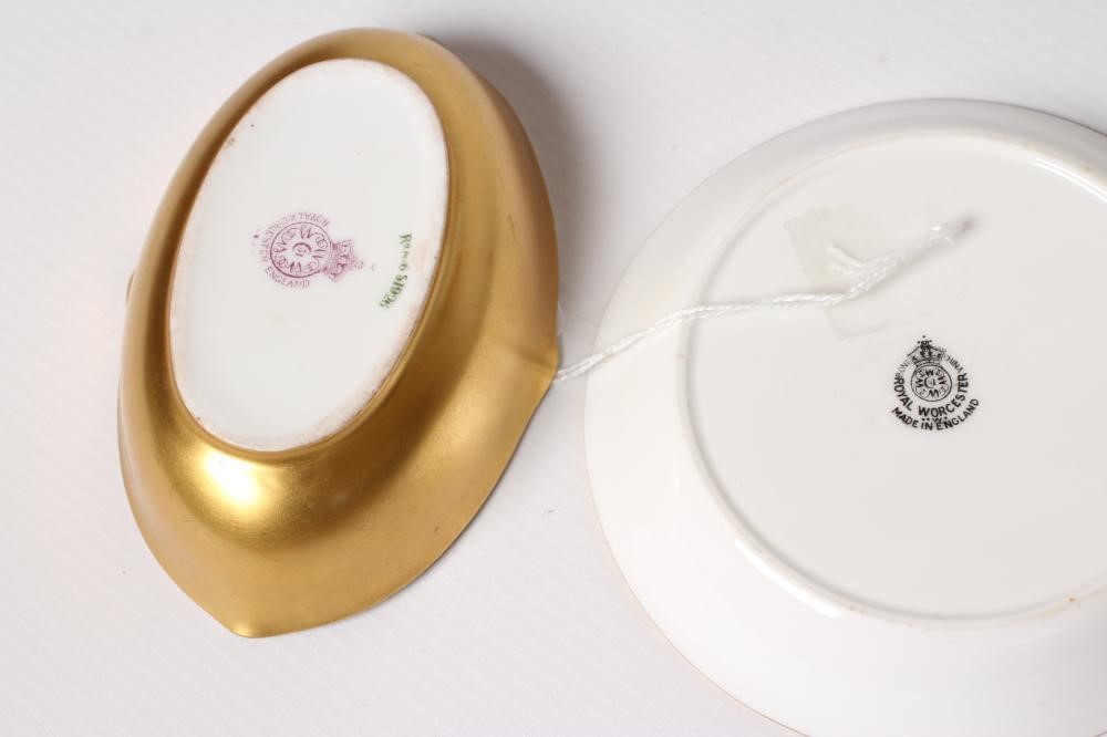 A ROYAL WORCESTER CHINA DISH Image