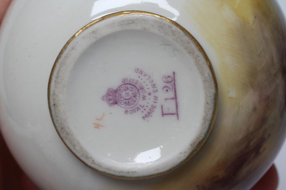 A ROYAL WORCESTER CHINA SMALL VASE Image