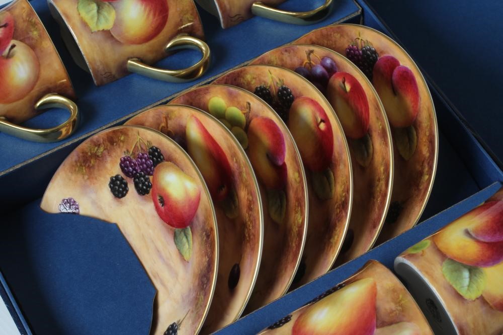 A ROYAL WORCESTER CHINA CABINET COFFEE SET, modern, painted by Steve Smith with fruit still lifes, Image