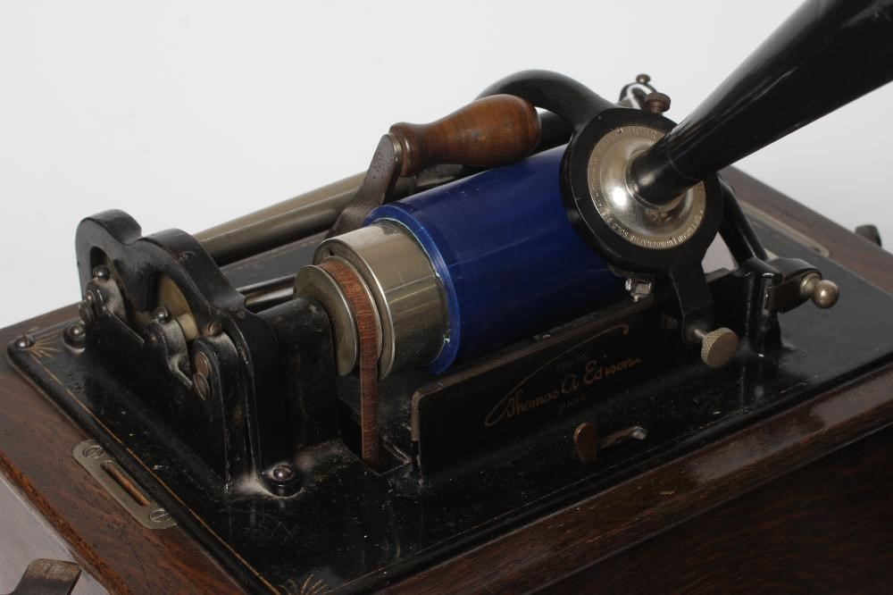 AN EDISON PHONOGRAPH, early 20th century, serial no. S3 99 711, in oak case with faceted japanned Image