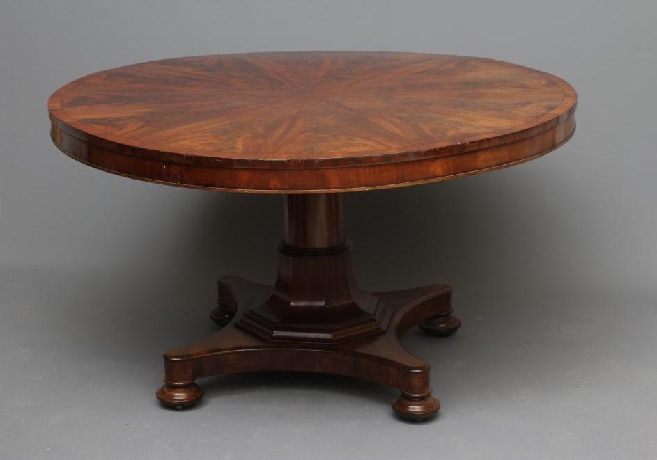 AN EARLY VICTORIAN MAHOGANY CENTRE TABLE Image