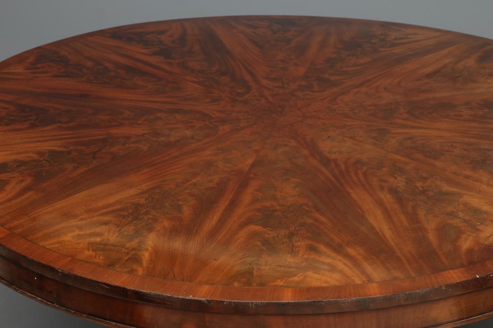 AN EARLY VICTORIAN MAHOGANY CENTRE TABLE Image