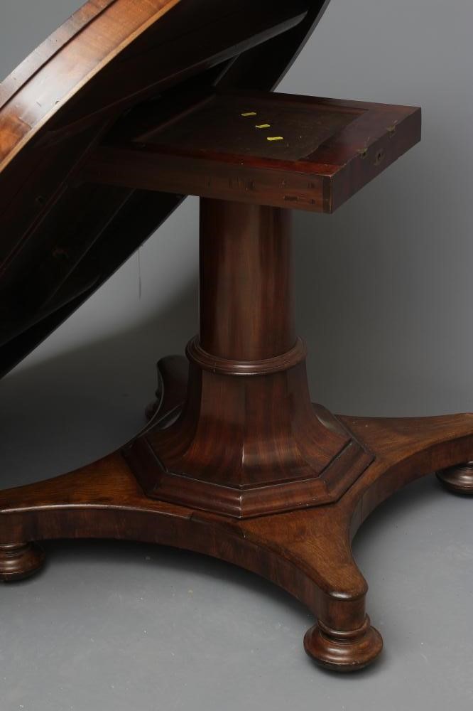 AN EARLY VICTORIAN MAHOGANY CENTRE TABLE Image