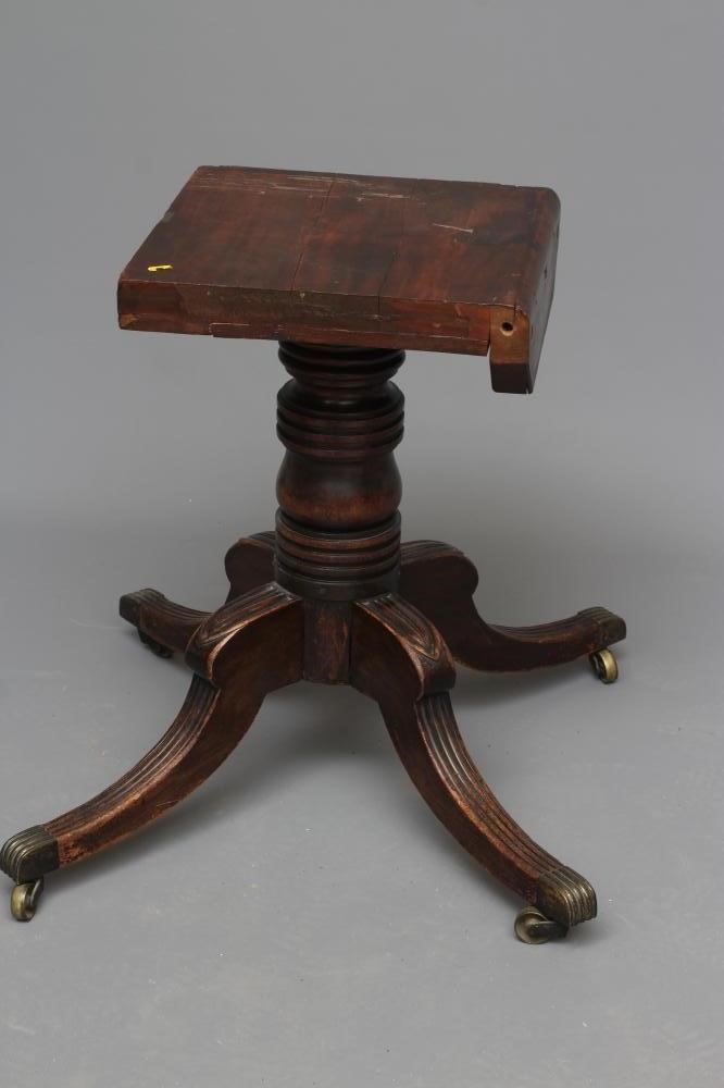 A REGENCY MAHOGANY BREAKFAST TABLE Image