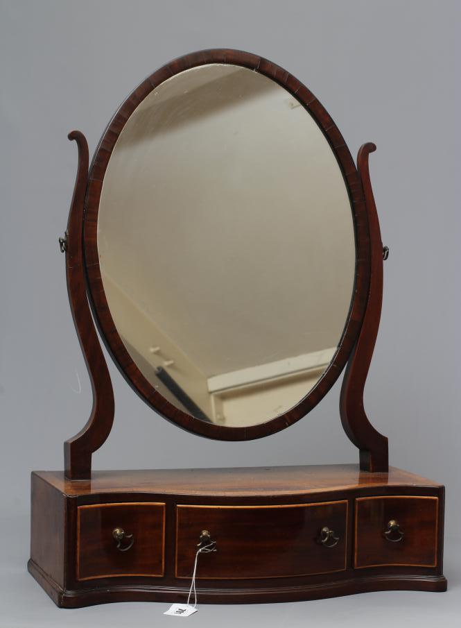 A GEORGIAN MAHOGANY TOILET MIRROR Image