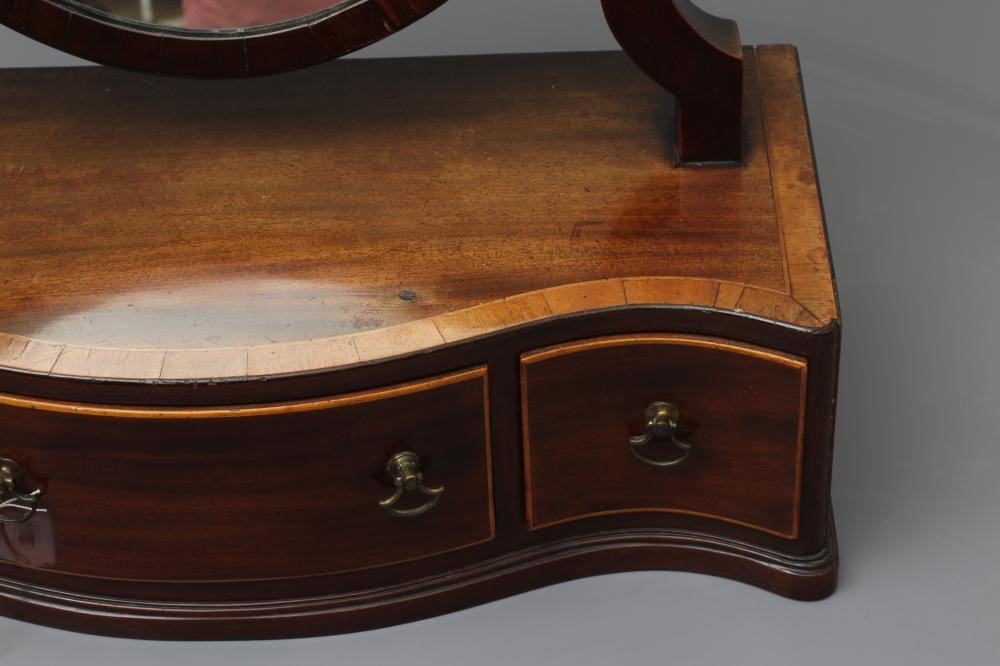 A GEORGIAN MAHOGANY TOILET MIRROR Image