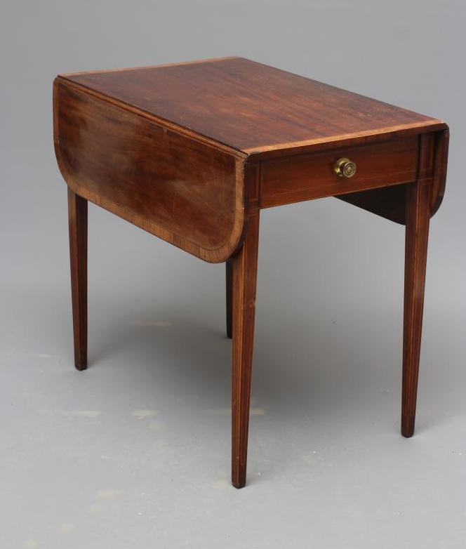 A GEORGIAN MAHOGANY PEMBROKE TABLE Image