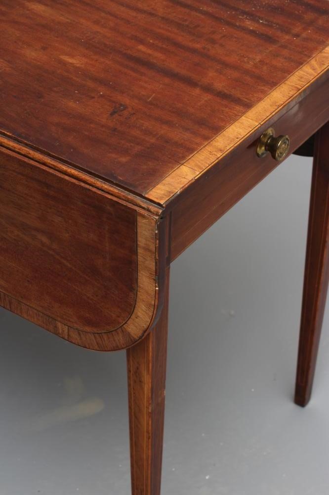 A GEORGIAN MAHOGANY PEMBROKE TABLE Image
