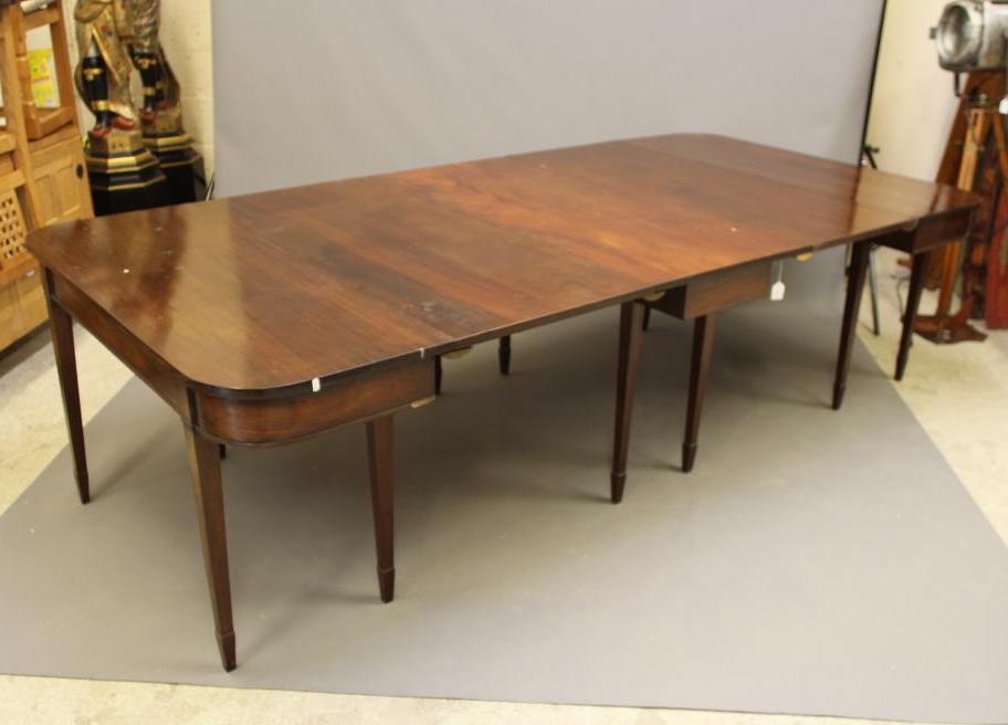 A GEORGIAN MAHOGANY DINING TABLE Image