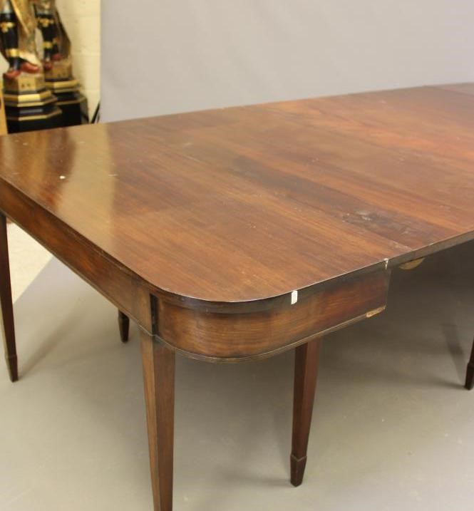 A GEORGIAN MAHOGANY DINING TABLE Image