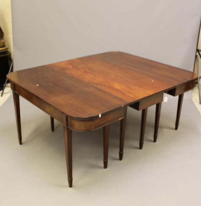 A GEORGIAN MAHOGANY DINING TABLE Image