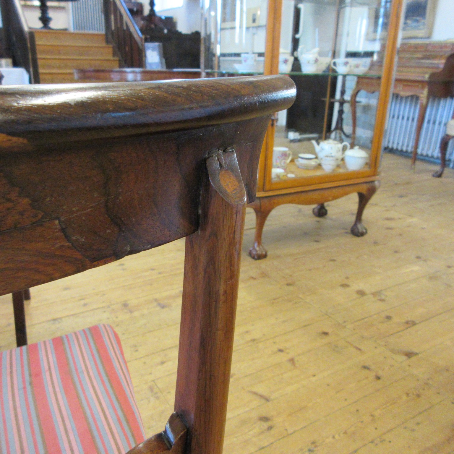 A SET OF SIX EARLY VICTORIAN ROSEWOOD DINING CHAIRS Image