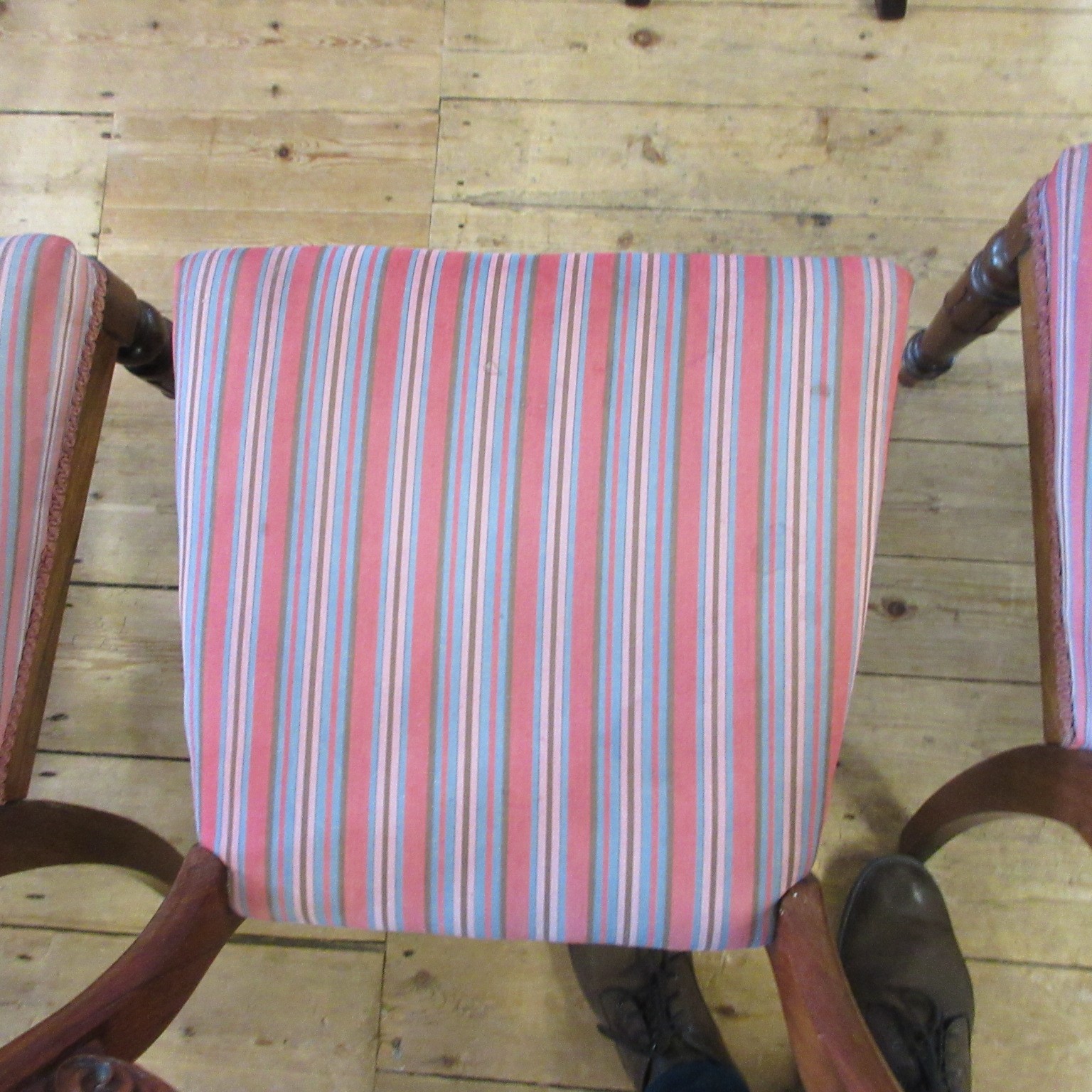 A SET OF SIX EARLY VICTORIAN ROSEWOOD DINING CHAIRS Image