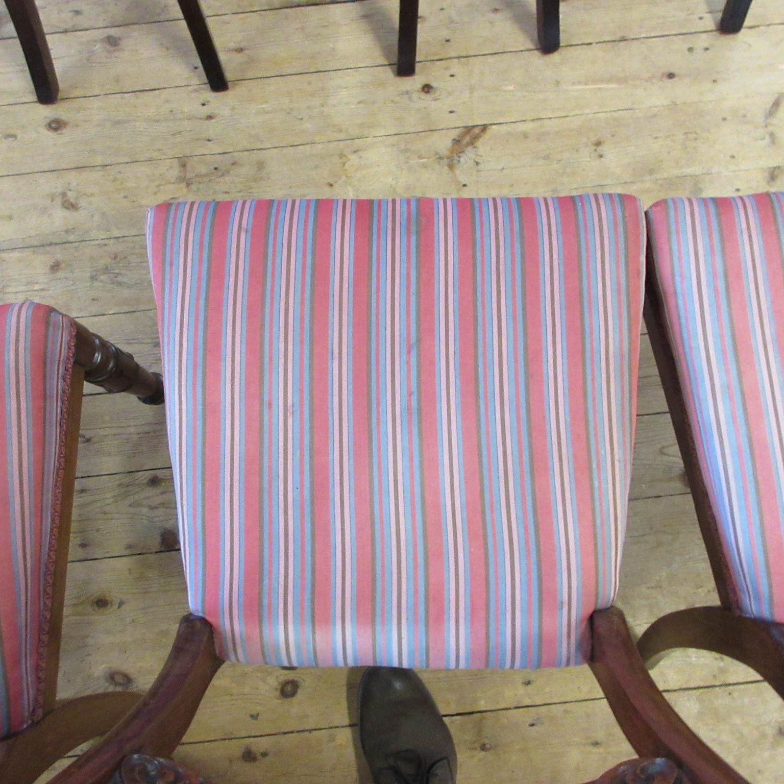 A SET OF SIX EARLY VICTORIAN ROSEWOOD DINING CHAIRS Image