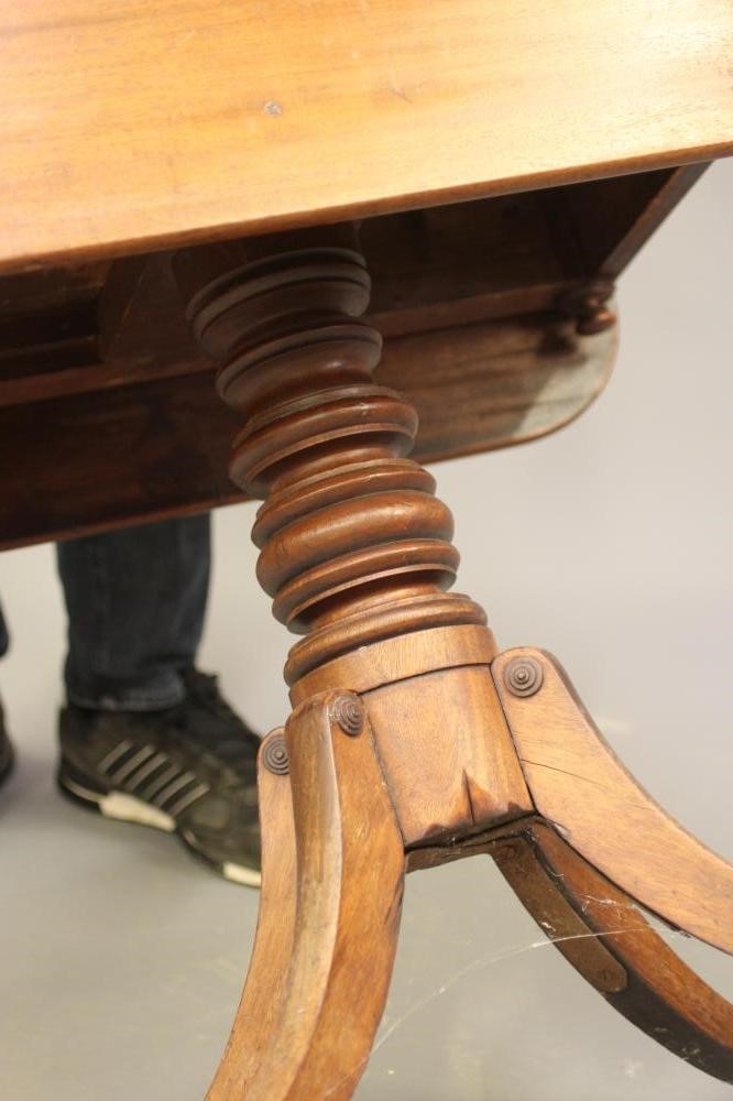 A LATE GEORGIAN MAHOGANY PEMBROKE TABLE Image