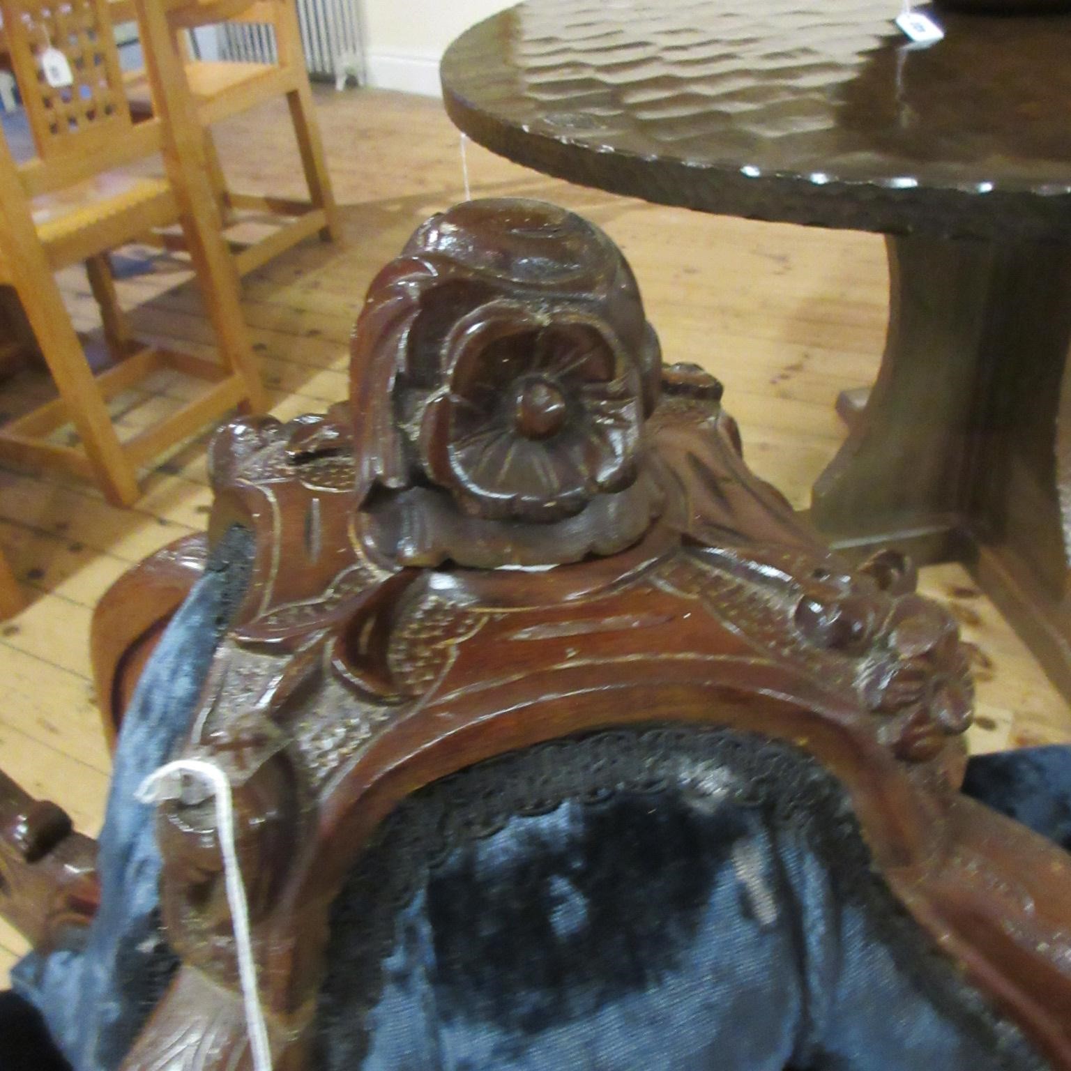 A VICTORIAN WALNUT SHOW FRAME CONVERSATION SOFA Image