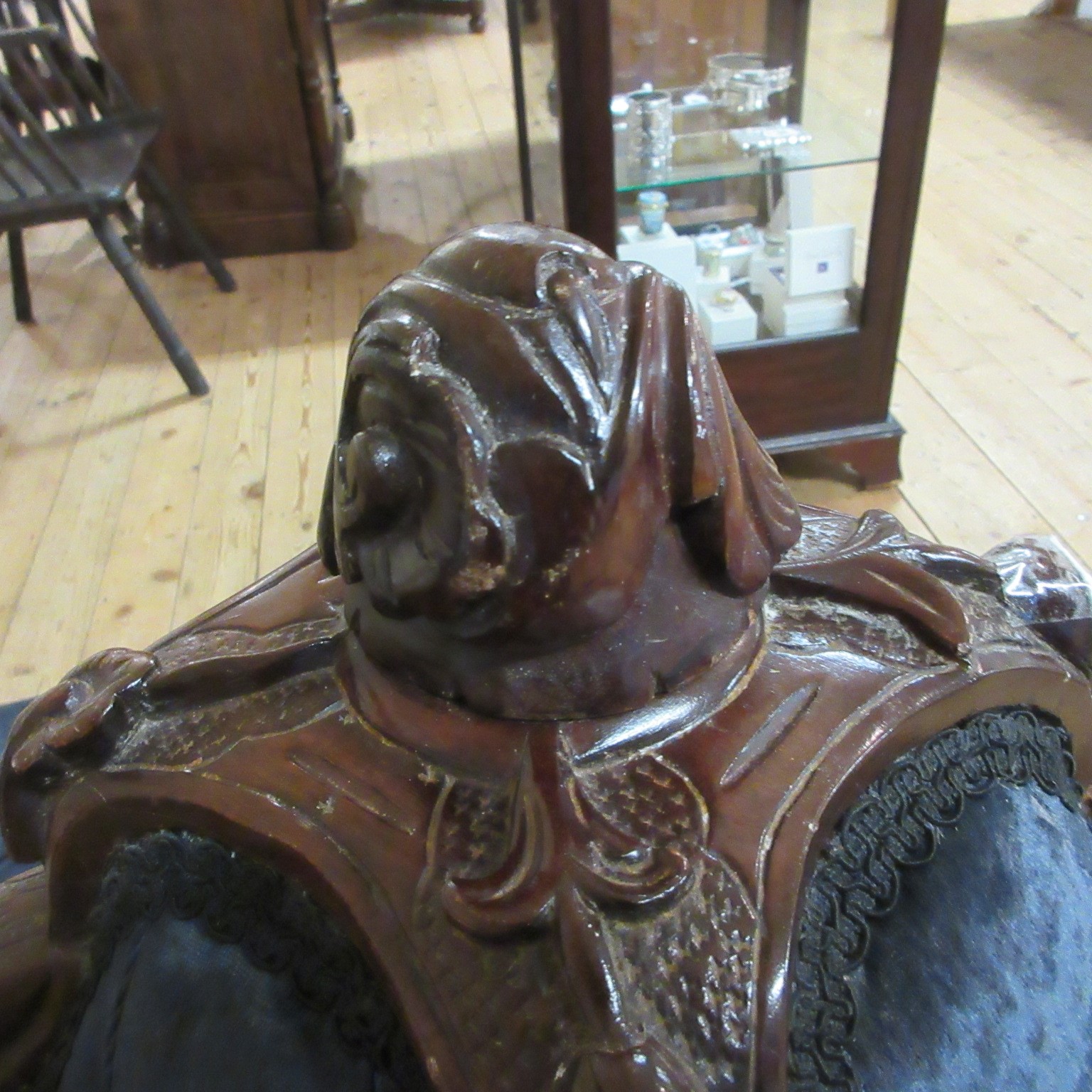 A VICTORIAN WALNUT SHOW FRAME CONVERSATION SOFA Image