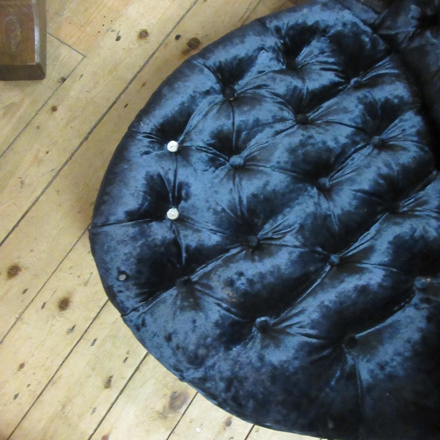 A VICTORIAN WALNUT SHOW FRAME CONVERSATION SOFA Image