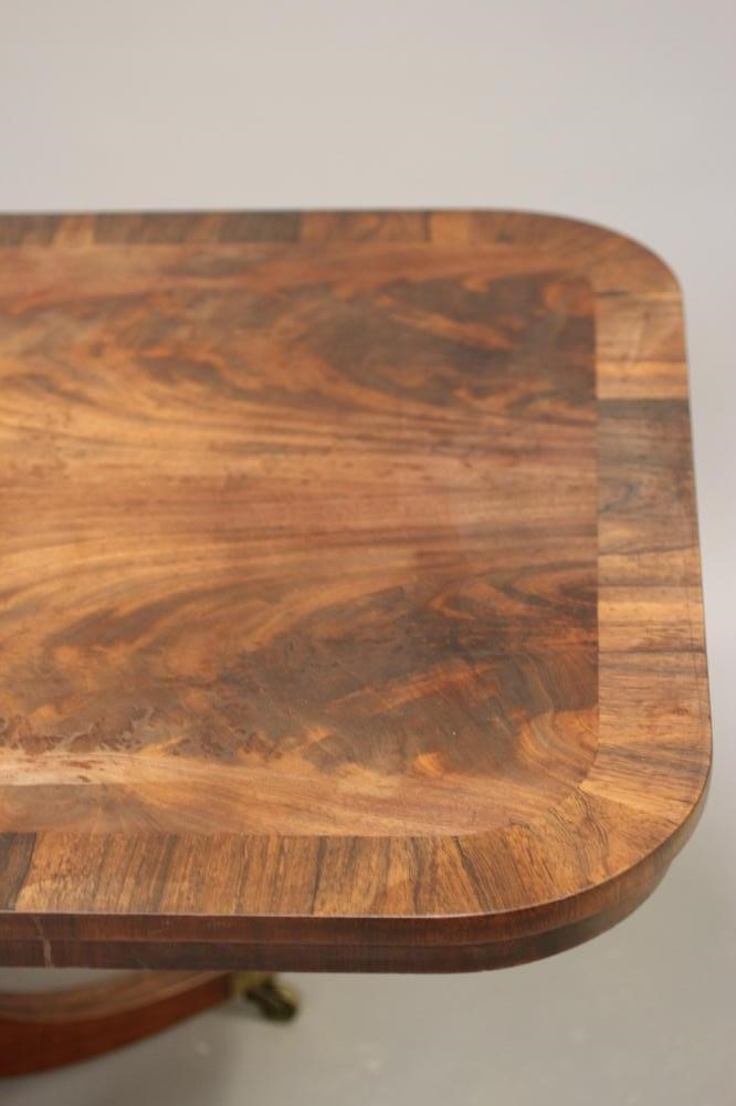 A REGENCY MAHOGANY CENTRE TABLE Image