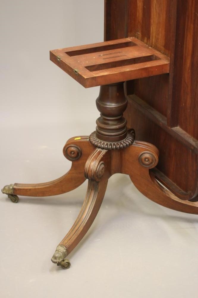 A REGENCY MAHOGANY CENTRE TABLE Image