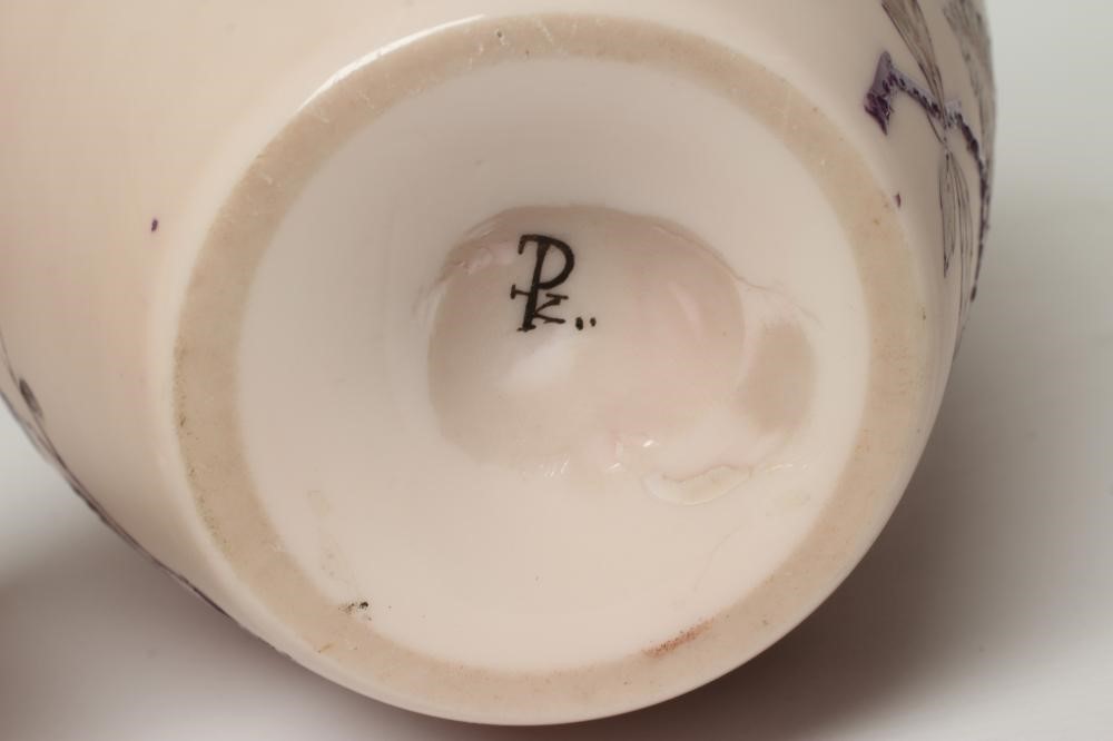 A PALLME KÖNIG SHADED PINK SATIN GLASS VASE Image