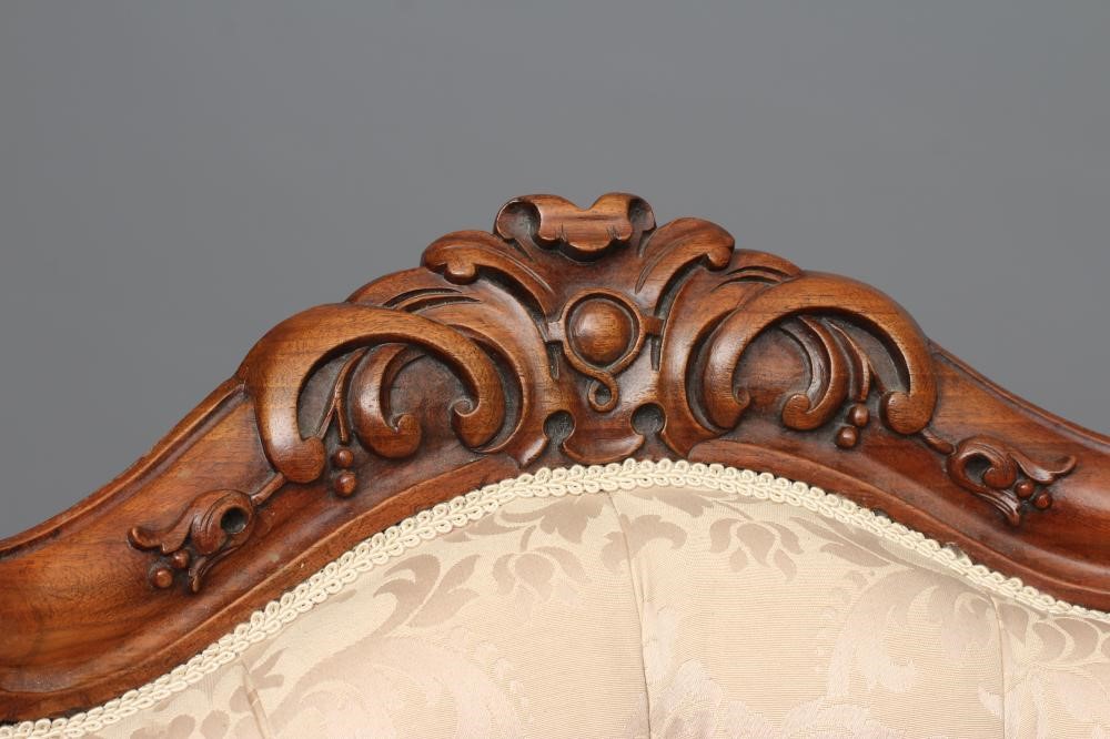 A VICTORIAN WALNUT SHOW FRAME SALON CHAIR Image