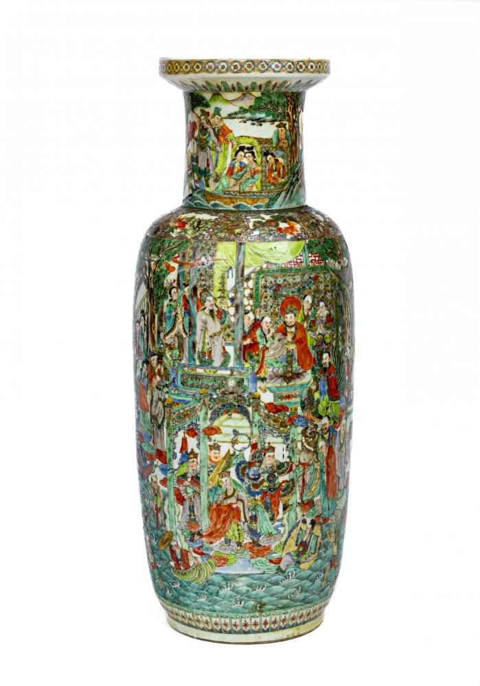 A CHINESE PORCELAIN FAMILLE VERTE LARGE ALCOVE ROULEAU VASE painted with a continuous narrative with Image