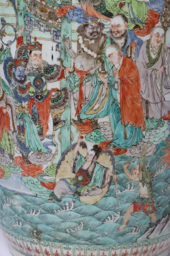 A CHINESE PORCELAIN FAMILLE VERTE LARGE ALCOVE ROULEAU VASE painted with a continuous narrative with Image
