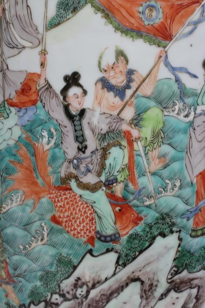 A CHINESE PORCELAIN FAMILLE VERTE LARGE ALCOVE ROULEAU VASE painted with a continuous narrative with Image