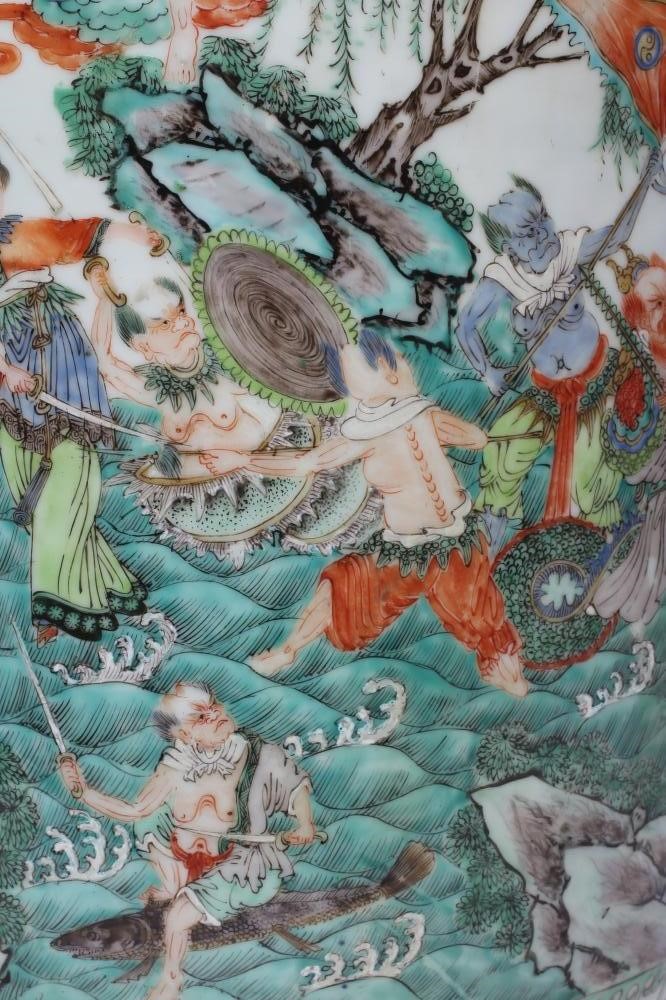 A CHINESE PORCELAIN FAMILLE VERTE LARGE ALCOVE ROULEAU VASE painted with a continuous narrative with Image