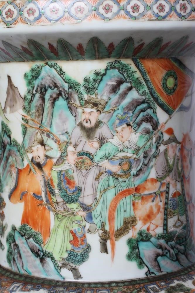 A CHINESE PORCELAIN FAMILLE VERTE LARGE ALCOVE ROULEAU VASE painted with a continuous narrative with Image