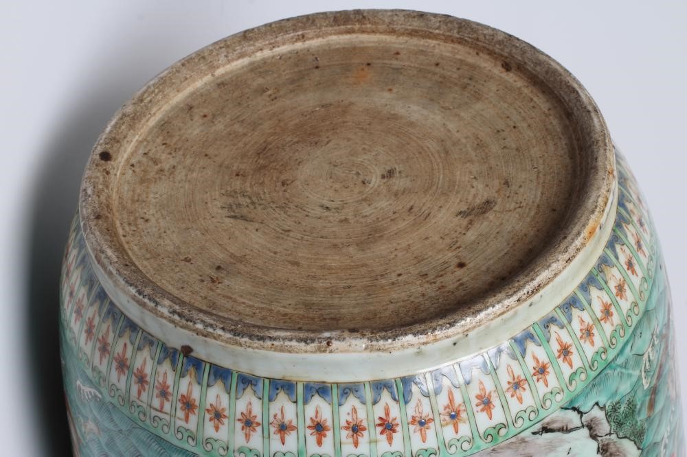 A CHINESE PORCELAIN FAMILLE VERTE LARGE ALCOVE ROULEAU VASE painted with a continuous narrative with Image