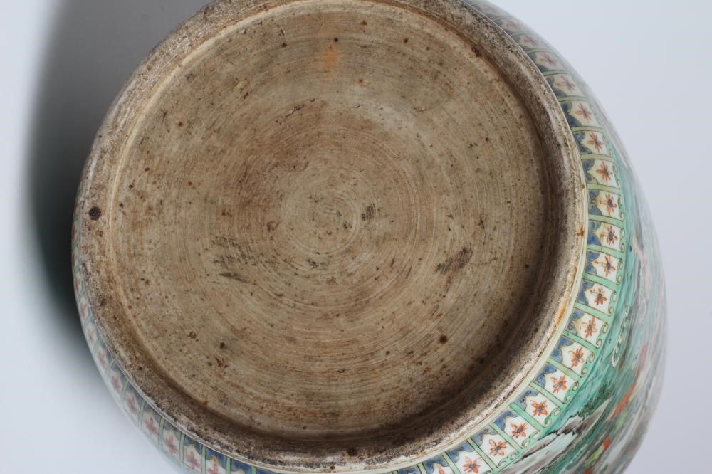 A CHINESE PORCELAIN FAMILLE VERTE LARGE ALCOVE ROULEAU VASE painted with a continuous narrative with Image