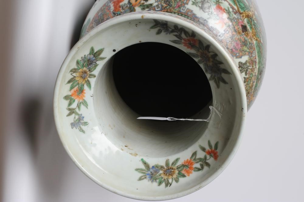 A CHINESE PORCELAIN FAMILLE VERTE LARGE ALCOVE ROULEAU VASE painted with a continuous narrative with Image